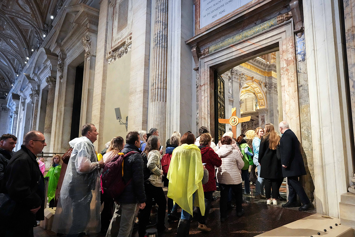 Torrential rains, looming deadline, don’t deter last-minute pilgrims