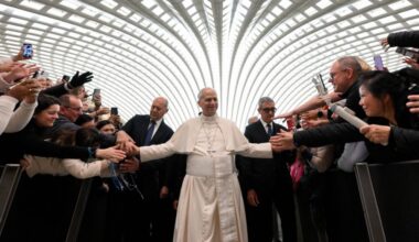 As consistory begins, so does symbolic transition from Francis to Leo