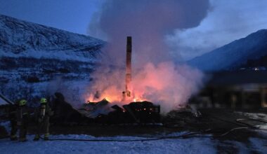 Fjaler, Brann | Bustad brann ned. Berga garasje og sauefjøs