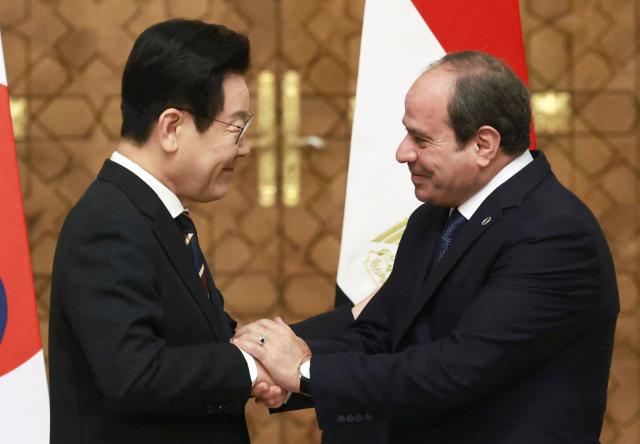 South Korean President Lee Jae-myung and Egyptian President Abdel Fattah el-Sisi shake hands during a joint press conference at the Presidential Palace in Cairo on November 20 2025 YONHAP