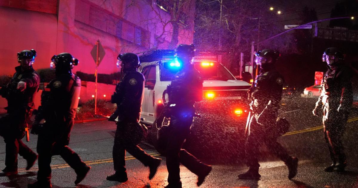 US immigration agents wound two people in Oregon shooting