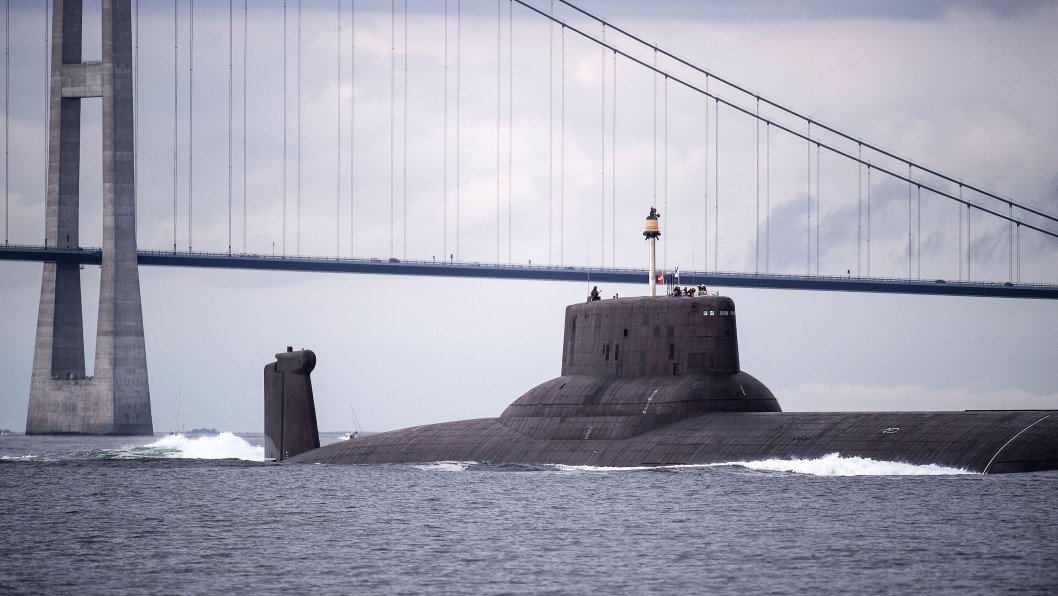 Russia Deploys Submarine to Shield Sanctioned Shadow Fleet Tanker From US Coast Guard