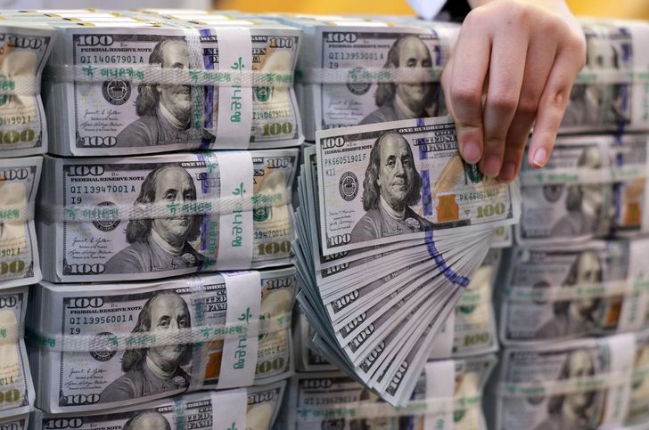U.S. dollar bills at Hana Bank in Seoul, Dec. 3, 2025. Yonhap  