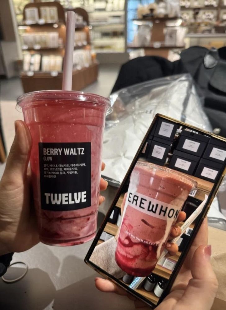 This photo captured from a Naver blog shows Shinsegae’s Twelve smoothie, left, placed next to an image of a popular Erewhon smoothie as online users compare the two. Captured from Naver blog