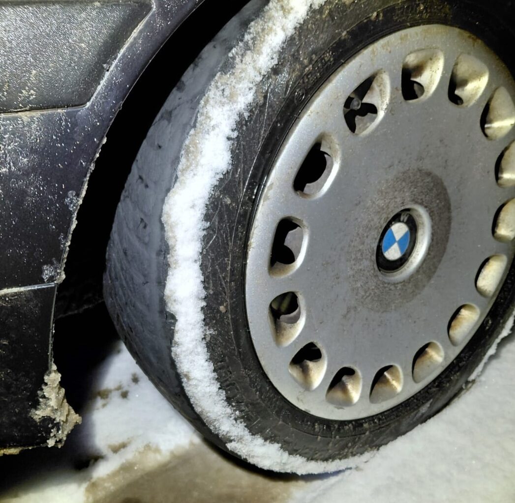 Na łysych oponach w czasie śnieżycy - stanowcza reakcja policjantów ruchu drogowego - Aktualności