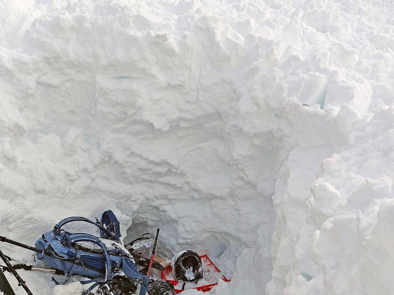 Bei Obertauern (Pongau) sind Dienstagvormittag zwei Skitourengeher von einem Schneebrett verschüttet worden. Der Mann konnte sich selbst befreien und die komplett verschüttete Frau orten und ausgraben. Und in Bad Gastein (ebenfalls Pongau) rückten Bergretter zu einem großen Lawinenkegel aus. 