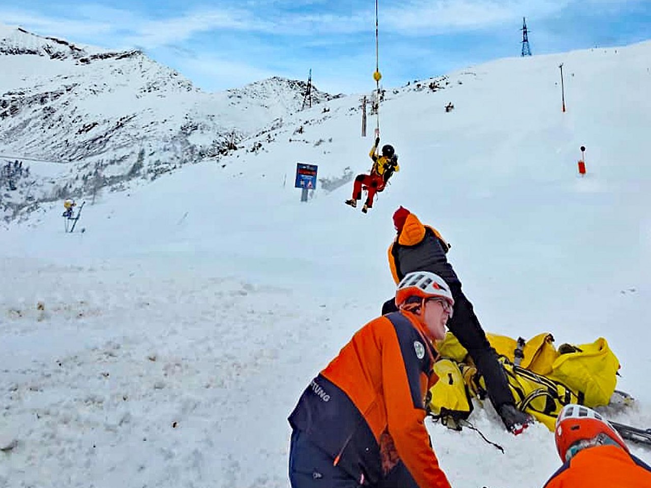 In Bad Gastein (Pongau) ist Dienstagvormittag laut Einsatzkräften ein zwölfjähriger Tscheche in einer Lawine gestorben. Bei Obertauern (Pongau) konnte eine komplett verschüttete Tourengeherin von ihrem Begleiter aus einem Schneebrett befreit werden. 