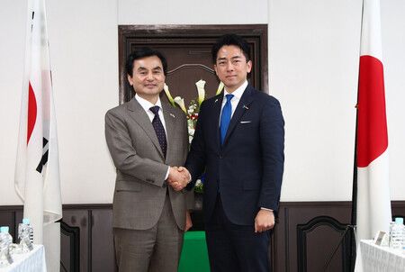 Japan, S. Korea Defense Chiefs Agree on Mutual Visits