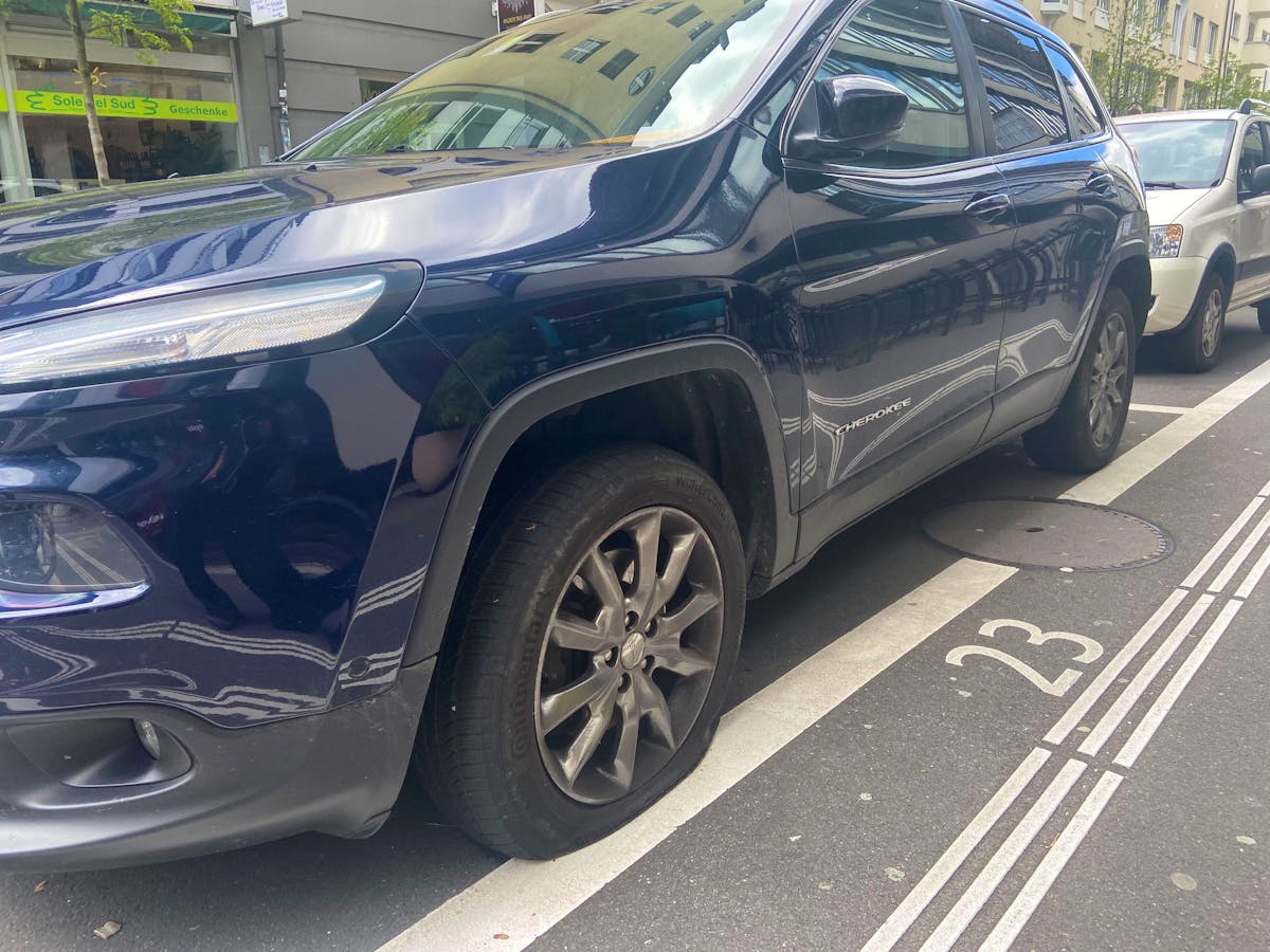 Der Schweizer und der Deutsche liessen bei Luzerner SUVs Luft aus den Reifen.