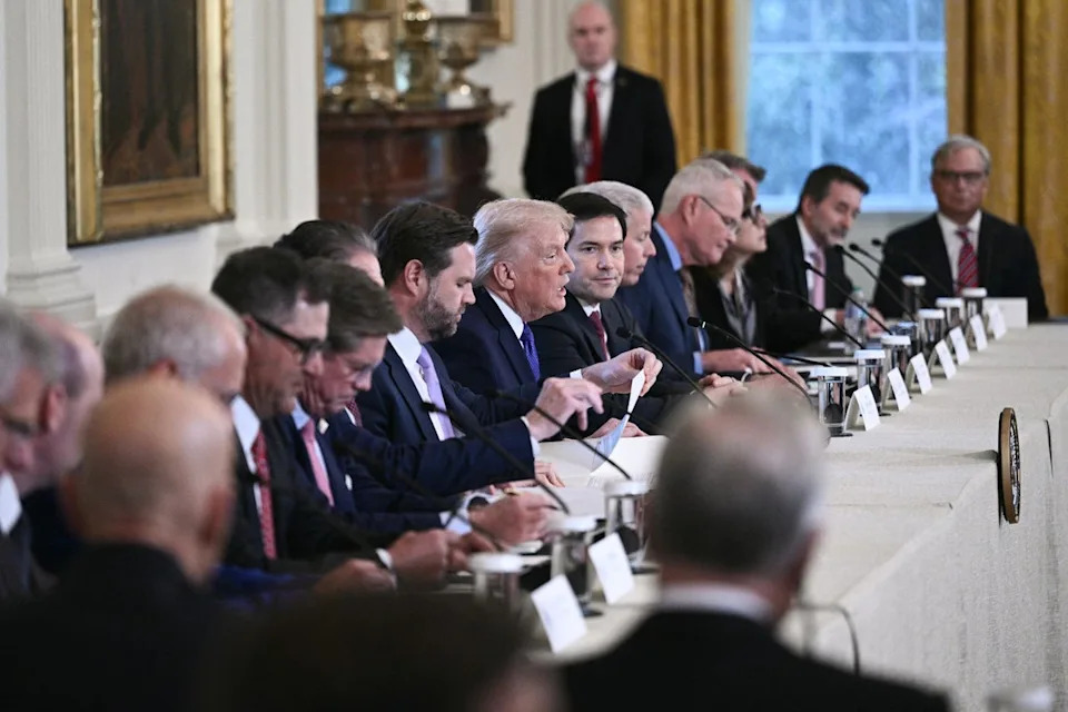 Trump, flanked by Rubio and Vice President JD Vance, held a meeting with oil executives January 9 on US plans for Venezuela’s oil reserves after Maduro’s capture (AFP via Getty Images)