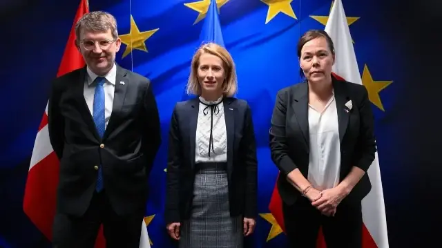 (De gauche à droite) Le ministre danois de la Défense Troels Lund Poulsen, la haute représentante de l'Union européenne et vice-présidente chargée des affaires étrangères et de la politique de sécurité Kaja Kallas et la ministre des Affaires étrangères du Groenland Vivian Motzfeldt posent avant une réunion au siège de l'UE à Bruxelles, le 19 janvier 2026.