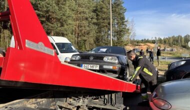 Illegally parked vehicles removed from Estonia's Koidula border crossing | News