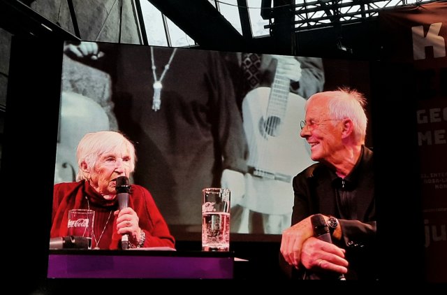 Auf der Konferenz wurde an den kürzlich verstorbenen Schauspieler, Gewerkschafter und linken Aktivisten Rolf Becker erinnert, der fast jedes Jahr auf der Luxemburg-Konferenz auftrat, hier mit der Auschwitz-Überlebenden Esther Bejarano, die bis zu ihrem Tod ebenfalls mehrfach dabei war.