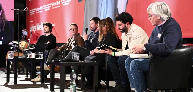 Abschlusspodium mit dem SPD-Bundestagsabgeordneten Jan Dieren, seinem Kollegen von der Linken Ulrich Thoden, jW-Chefredakteur Daniel Bratanovic, Tatjana Sambale (DKP), Yusuf As (DIDF), und Nadja Rakowitz vom Verein demokratischer Ärztinnen und Ärzte (v.l.n.r.)