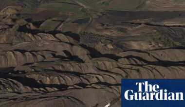 Missing worker could be trapped 1km underground after Queensland mine collapses | Queensland