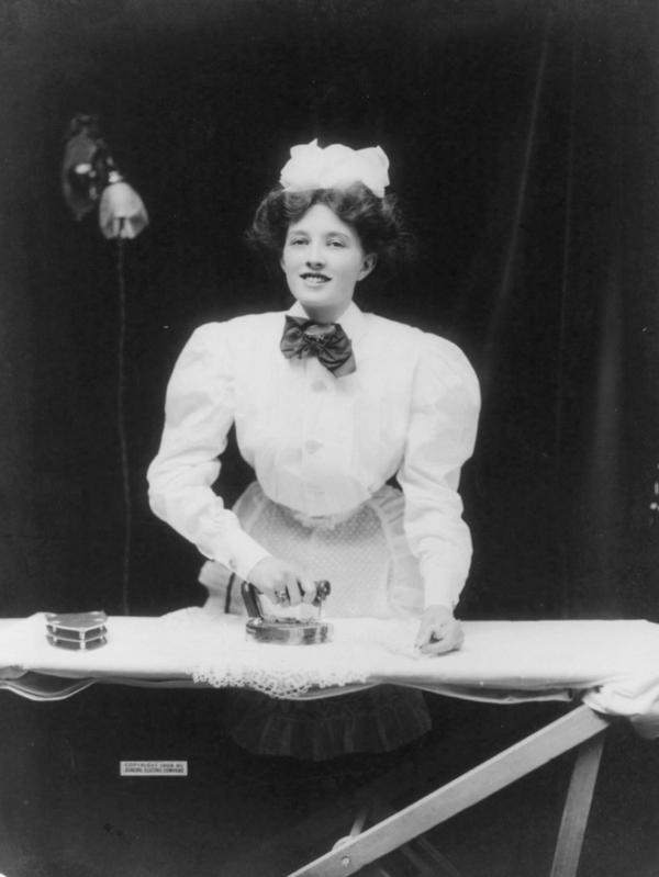 Une domestique repassant un napperon en dentelle avec un fer à repasser, 1908