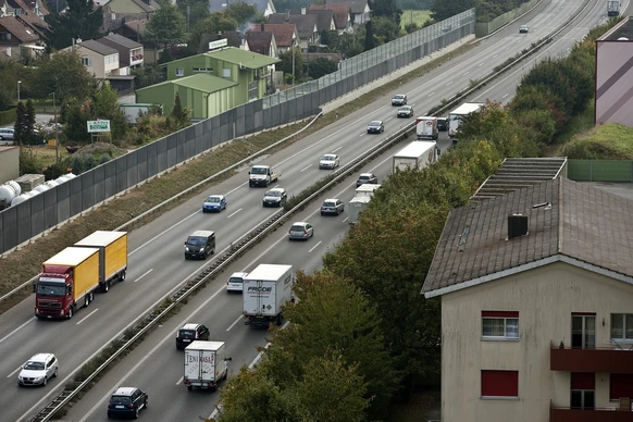 Cars and trucks are underway on the A1 highway in Lenzburg in the canton of Aargau, Switzerland, pictured on October 5, 2009. (KEYSTONE/Gaetan Bally)

Autos und Lastwagen sind unterwegs auf der Autoba ...