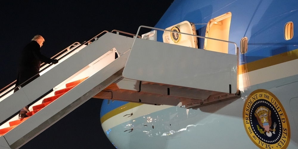 Hier verlief noch alles nach Plan: Donald Trump betritt am Dienstag in Washington D. C. die Air Force One.