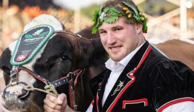 Der Moment des grössten Triumphs: Joel Wicki (mit Siegermuni Magnus)  wird 2022 in Pratteln zum Schwingerkönig gekrönt.