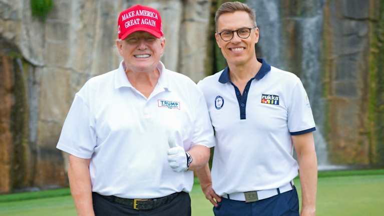 Presidentit Donald Trump ja Alexander Stubb poseeraavat golf-asuissa Mar-a_Lagossa.