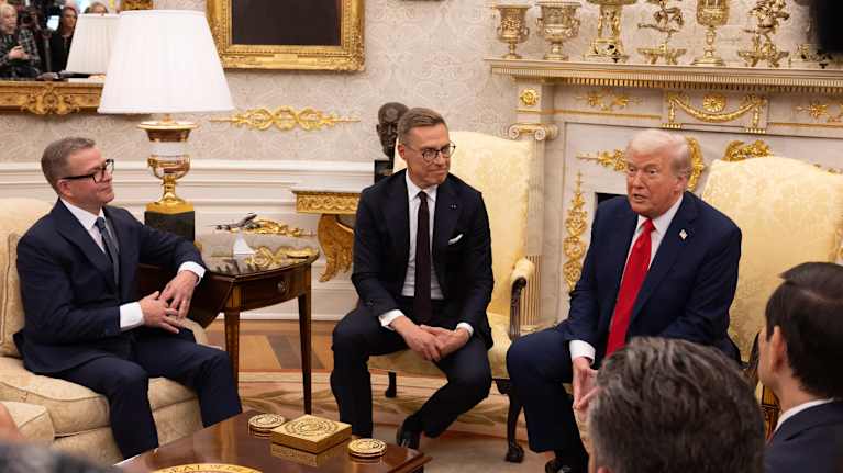 Petteri Orpo, Alexander Stubb ja Donald Trump keskustelevat Valkoisessa talossa.