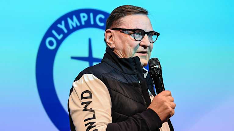 Heikki Hietanen puhuu mikrofoniin.