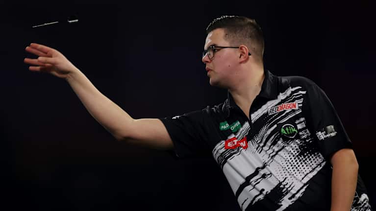 Gian van Veen heittää tikkaa.