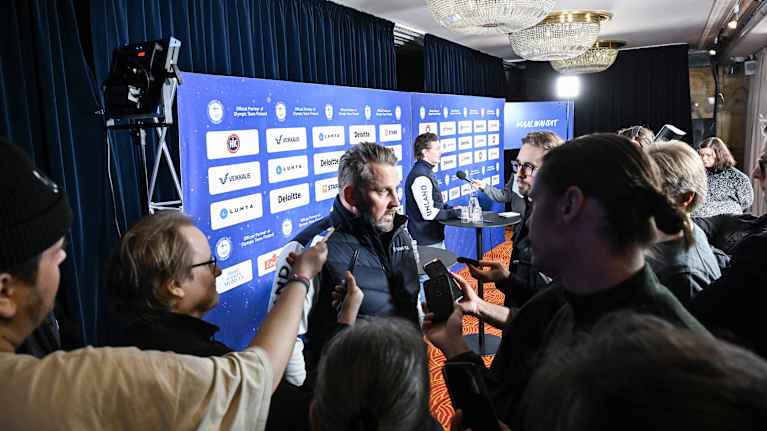 Antti Pennanen haastatelussa, kun Leijonien olympiajoukkueet julkaistiin.