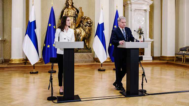 Pääministeri Sanna Marin ja tasavallan presidentti Sauli Niinistö tiedotustilaisuudessa 15. toukokuuta.