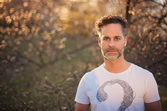 Na TV Slovenija so še skrivnostni, a slišati je, da bi oddajo Nedelja po domače lahko vodil mariborski jutranjik Andrej Geržina. 