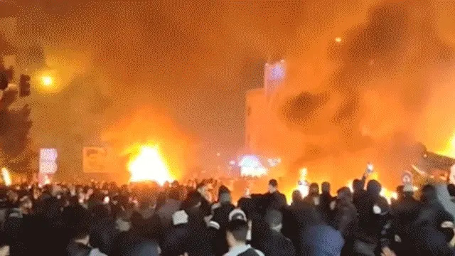 Protesters set cars on fire in Iran