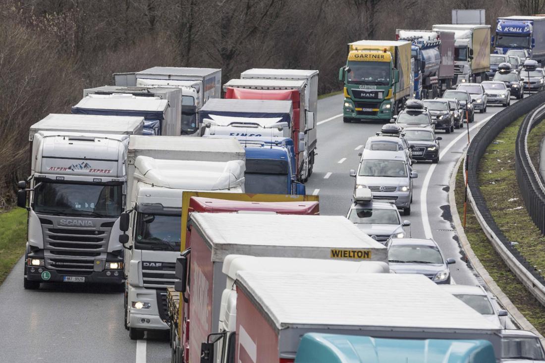 AUT 2016 03 26 THEMENBILD FEATURE STAU AUF DER INNTALAUTOBAHN