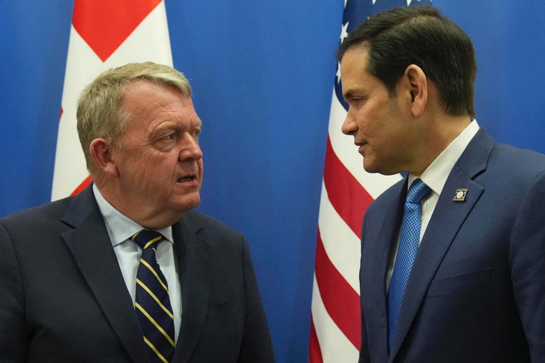 Der dänische Außenminister Lars Lokke Rasmussen (links) spricht während eines Treffens der NATO-Außenminister mit US-Außenminister Marco Rubio (rechts). 