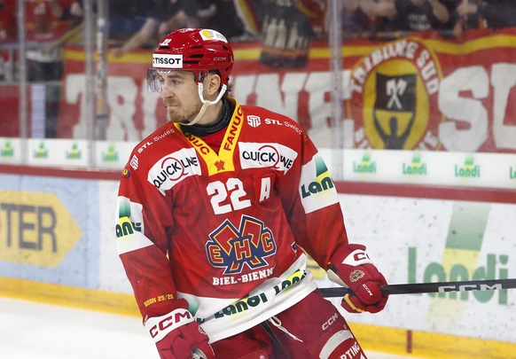 Johnny Kneubuehler (EHCB) jubelt nach seinem Tor zum 2-1 im Eishockey Meisterschaftsspiel der National League zwischen dem EHC Biel und dem Geneve-Servette HC am Samstag, 20. Dezember 2025, in der Tis ...