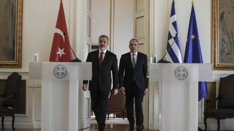 Turkish FM meets Greek counterpart amid fluctuating ties