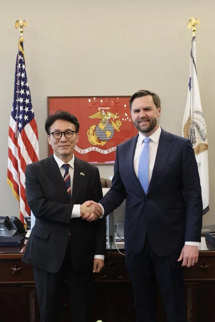 Prime Minister Kim Min-seok of South Korea shakes hands with US Vice President JD Vance during their meeting in Washington on Jan. 23, 2026. (courtesy of the prime minister’s office)