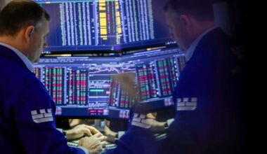 Oil Falls, Gold and Silver Gain After Venezuela: Markets Wrap