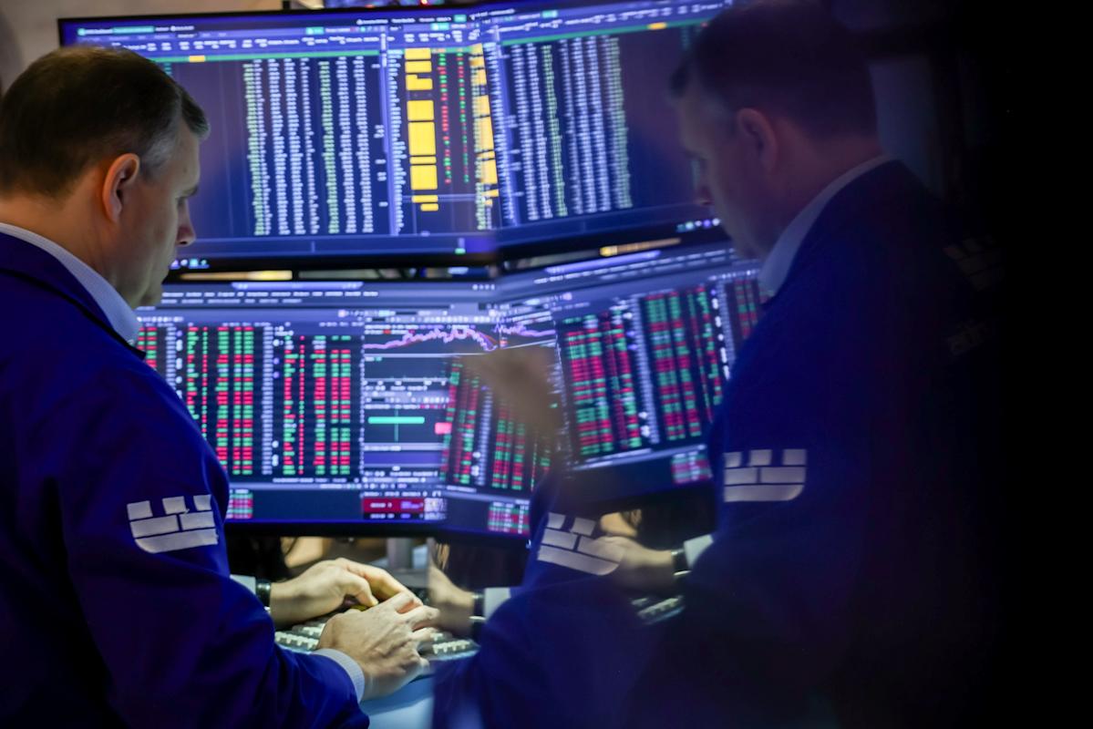 Oil Falls, Gold and Silver Gain After Venezuela: Markets Wrap