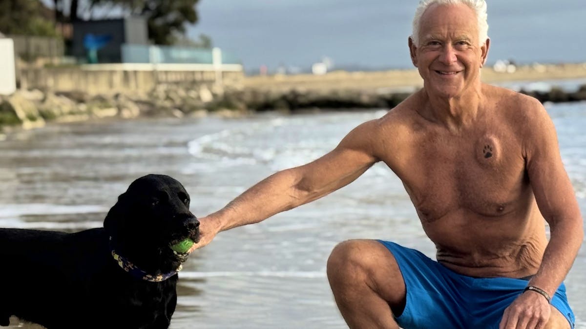 Herzstillstand am Strand: Labrador Beau alarmiert Passanten und rettet David Howarth