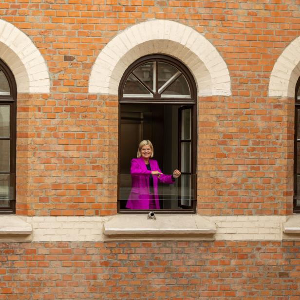 Verteidigungsministerin Klaudia Tanner schaut aus dem Fenster ihres Ressorts.