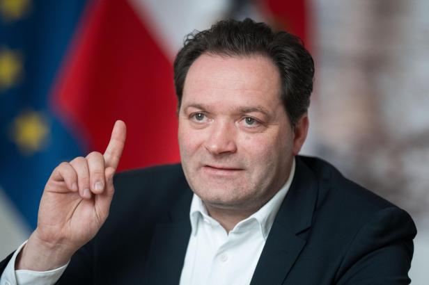 Norbert Totschnig hebt den Zeigefinger