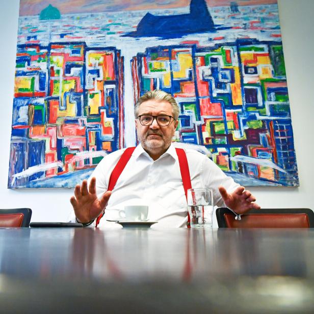 Wiens Sozialstadtrat Peter Hacker (SPÖ) bei einem Interview mit profil in seinem Büro in Wien