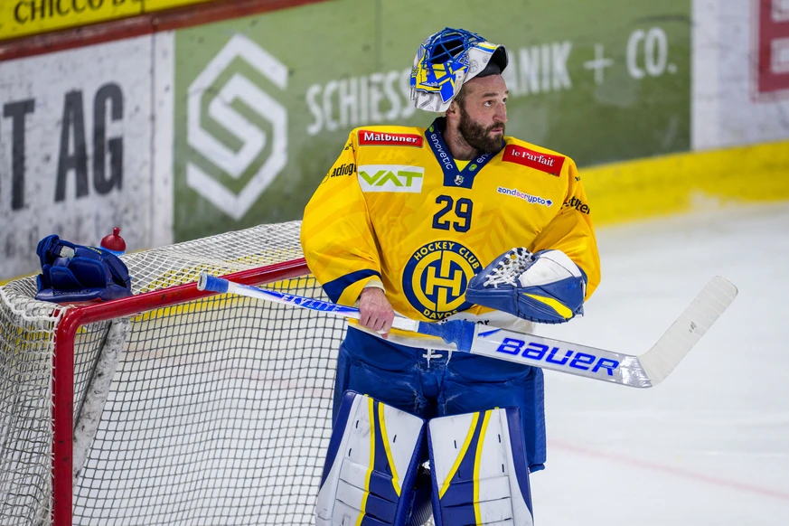 HC Davos Torhueter Sandro Aeschlimann waehrend dem Qualifikationsspiel der Eishockey-Meisterschaft der National League zwischen den Teams EHC Kloten und HC Davos am Freitag, 2. Januar 2026, in Kloten. ...