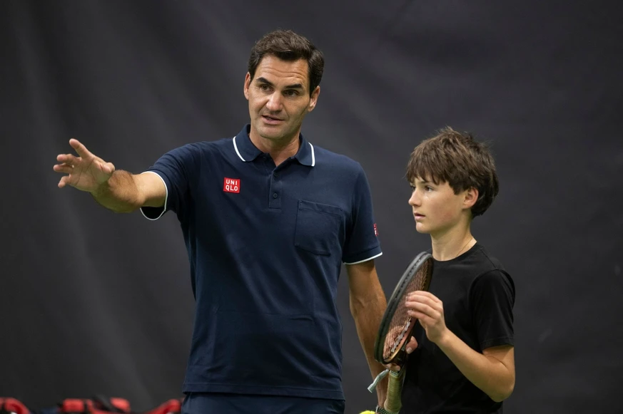 Roger Federer préfère aider directement la relève plutôt que de se lancer dans la politique sportive suisse.
