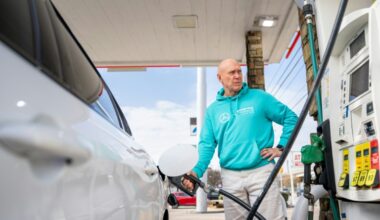 Oil jumps on Trump's Iran threat; gold retreats from highs