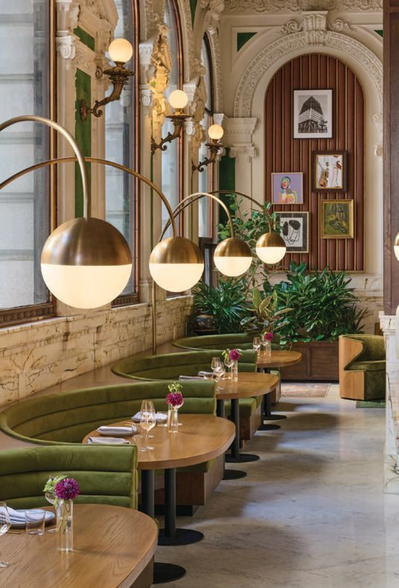 Design details, including lighting, reign. PHOTO BY BRENDAN MAININI