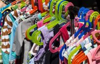 60% iedzīvotāju Latvijā izpārdošanās iegādājas apģērbu un apavus