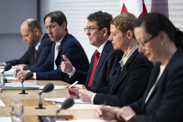 * Bundesrat Albert Roesti, Mitte, spricht neben Juerg Roethlisberger, Direktor Bundesamt fuer Strassen (ASTRA), Roman Mayer, Direktor Bundesamt fuer Raumentwicklung (ARE), Christa Hostettler, Direktor ...