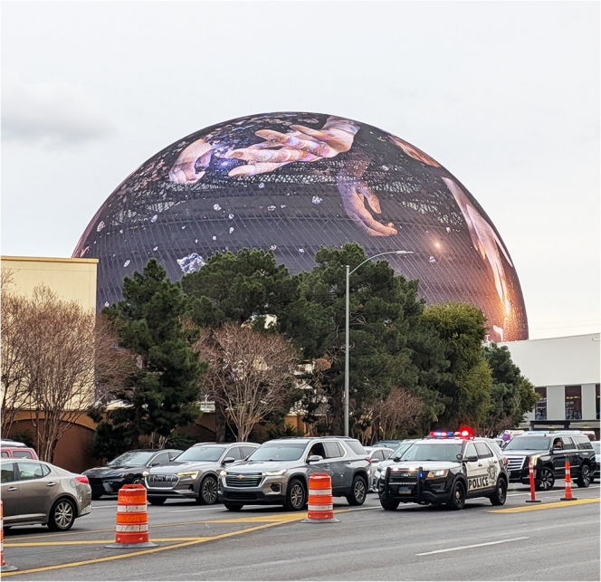 En route vers la Sphere, à 100m, on se fait une idée de sa taille...