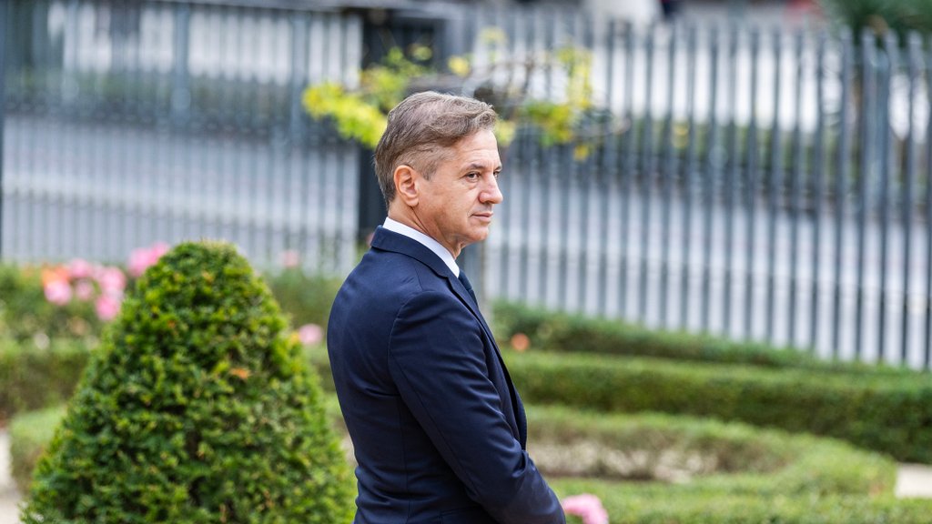 Predstavniki šestih strank na delovno kosilo z Golobom